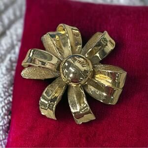 Coro Vintage Mid Century Flower Brooch Pin floral gold tone